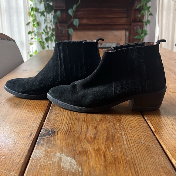 Black Suede Aldo Booties. Size 9 - Picture 3 of 5
